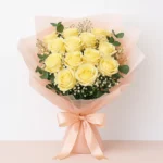 بوكيه ورد أصفر فاتح – 10 ورود طبيعية بتغليف وردي فاخر | ورد روزا بوكيه ورد أصفر فاتح – 10 ورود طبيعية بتغليف وردي فاخر | ورد روزا