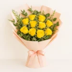 بوكيه ورد أصفر زاهي – 10 ورود طبيعية بتغليف وردي فاخر | ورد روزا بوكيه ورد أصفر زاهي – 10 ورود طبيعية بتغليف وردي فاخر | ورد روزا