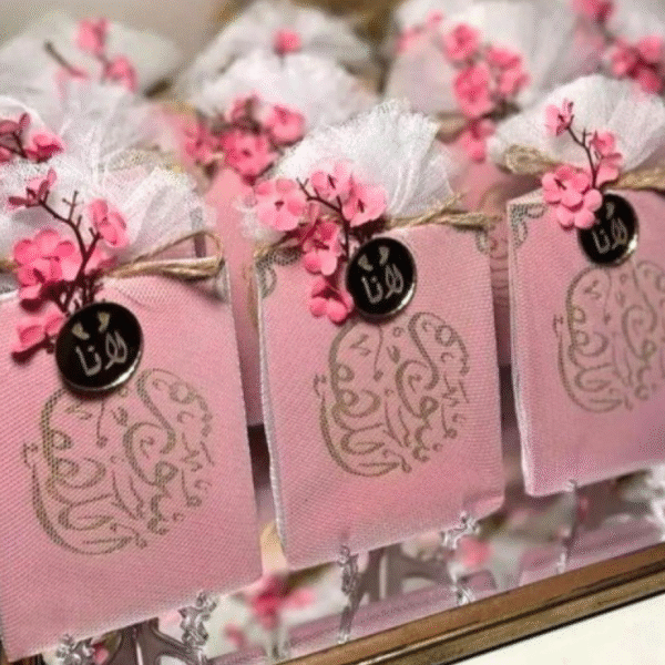 توزيعات سورة الكهف – 12 قطعة مع تغليف تل شفاف ولوجو حسب الطلب