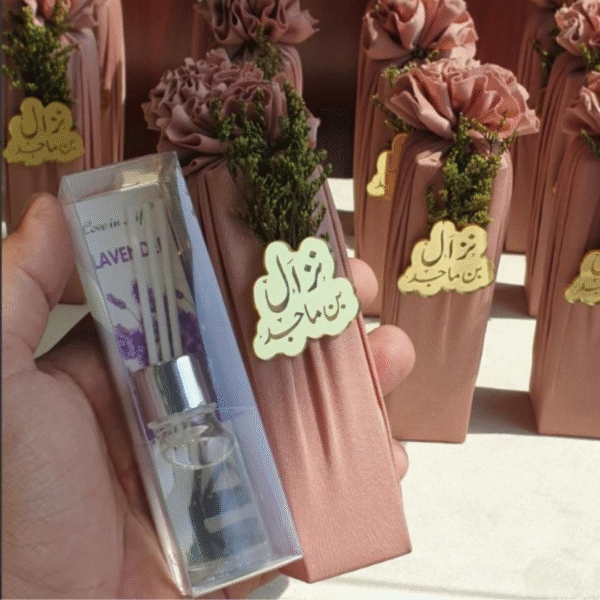 توزيعات فواحات أعواد ميني – 12 قطعة بروائح متعددة مع لوجو ولون قماش حسب الطلب